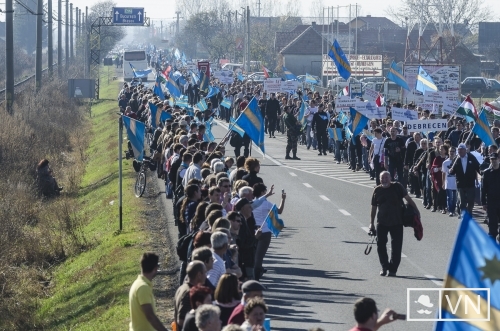 120,000 tüntető